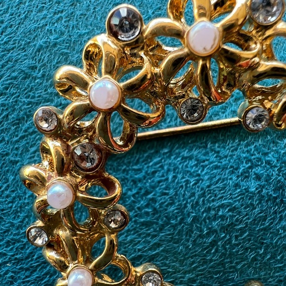 Gold Wreath Brooch - Picture 3 of 6